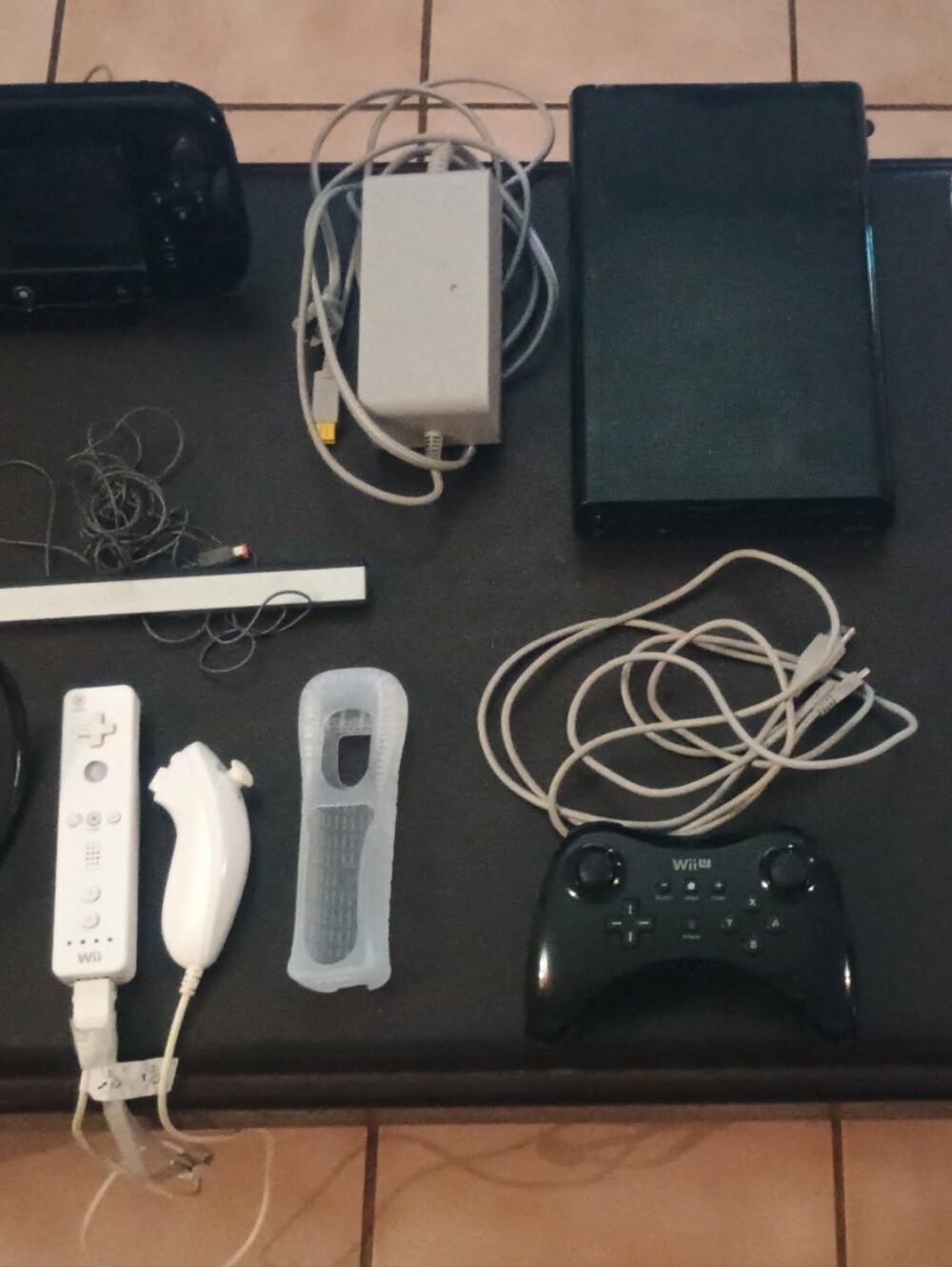 Nintendo Wii U Console in Black with 32GB Badge - Picture 3 of 15
